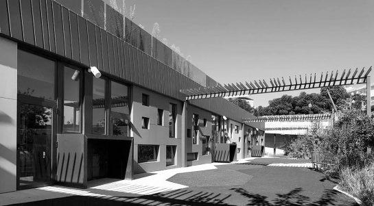 Patio de la escuela infantil Massarrojos, Valencia. Proyecto desarrollado por el estudio de arquitectura Murad-García, año 2018. Fuente: muradgarcia.com