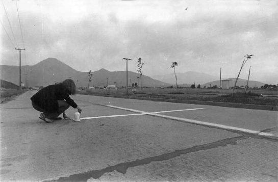 Una milla de cruces sobre el pavimento (1979)