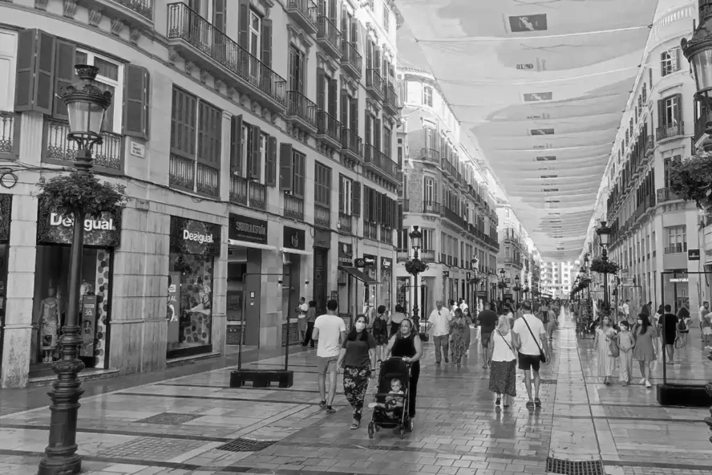 Tradicionales toldos en la Calle Larios de Málaga